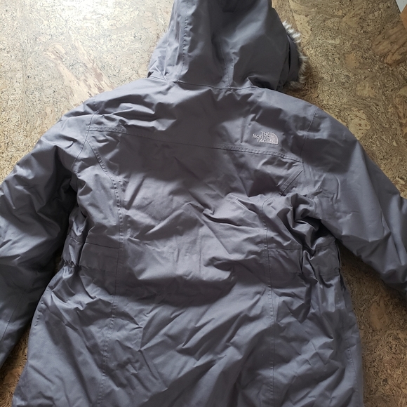 Girls North Face Winter Jacket - Picture 3 of 4
